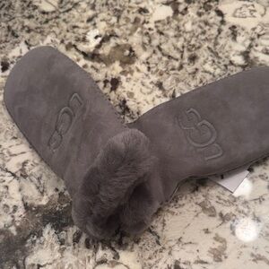 UGG Charcoal Suede Mittens..ladies ..nwt..S/M
Hand sewn